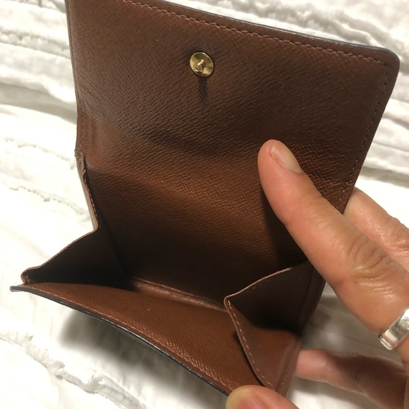 LOUIS VUITTON
1999 Monogram Pattern Bifold Wallet - Picture 4 of 7